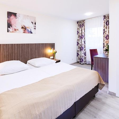 Pension Altes Backhaus แฮร์โซเกนเอารัค ภายนอก รูปภาพ