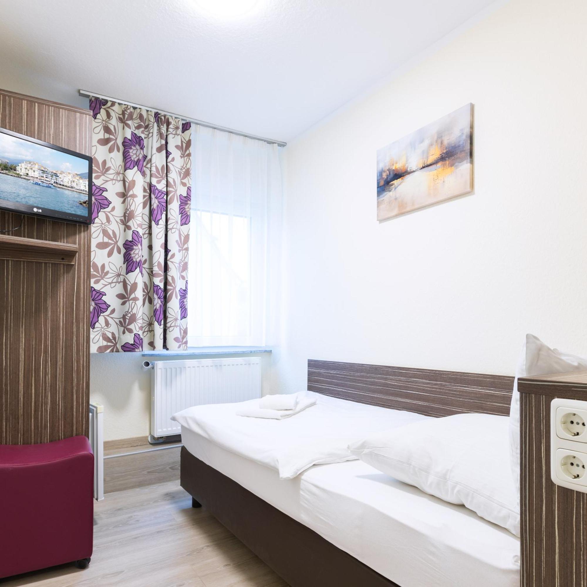 Pension Altes Backhaus แฮร์โซเกนเอารัค ภายนอก รูปภาพ
