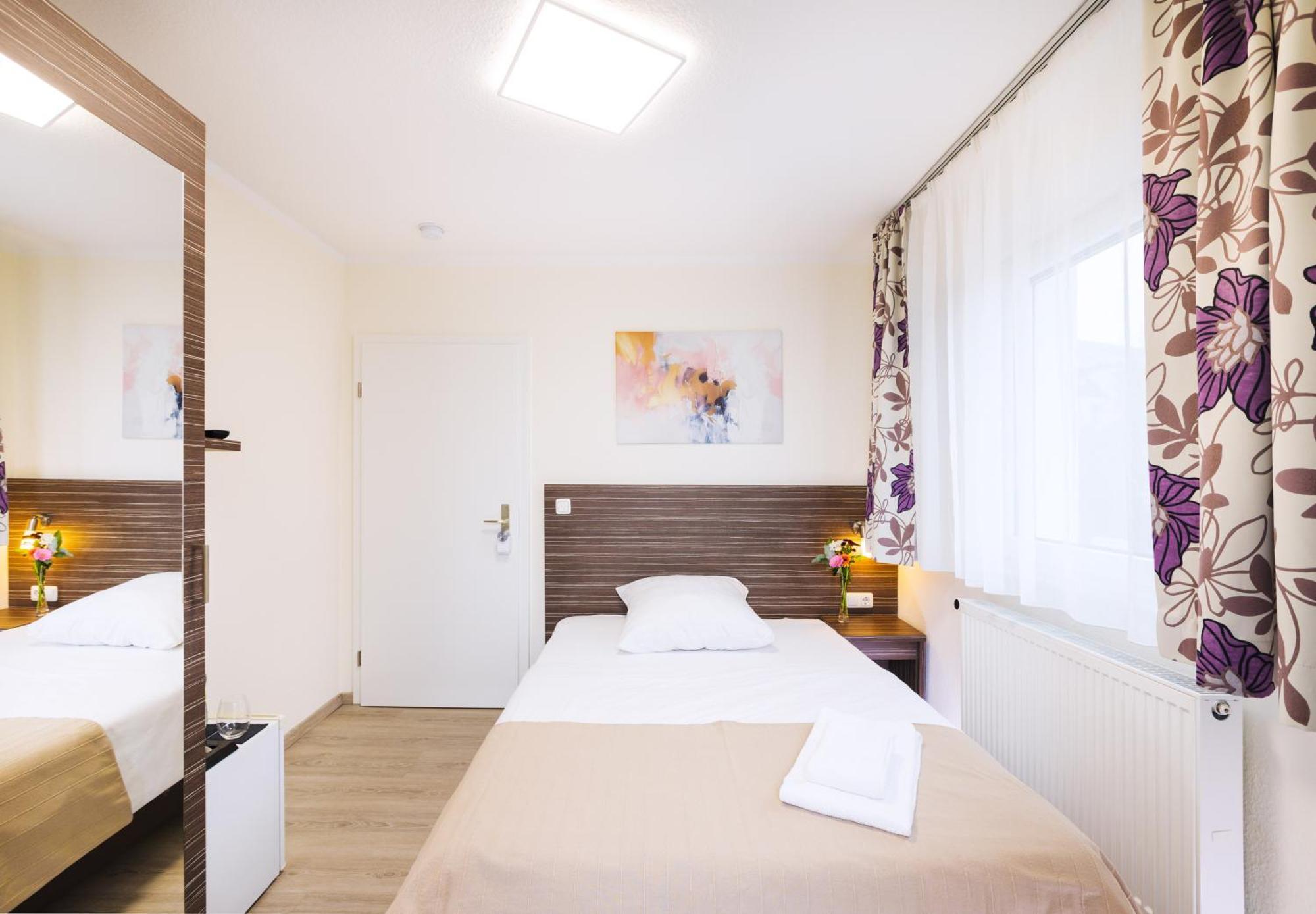 Pension Altes Backhaus แฮร์โซเกนเอารัค ภายนอก รูปภาพ
